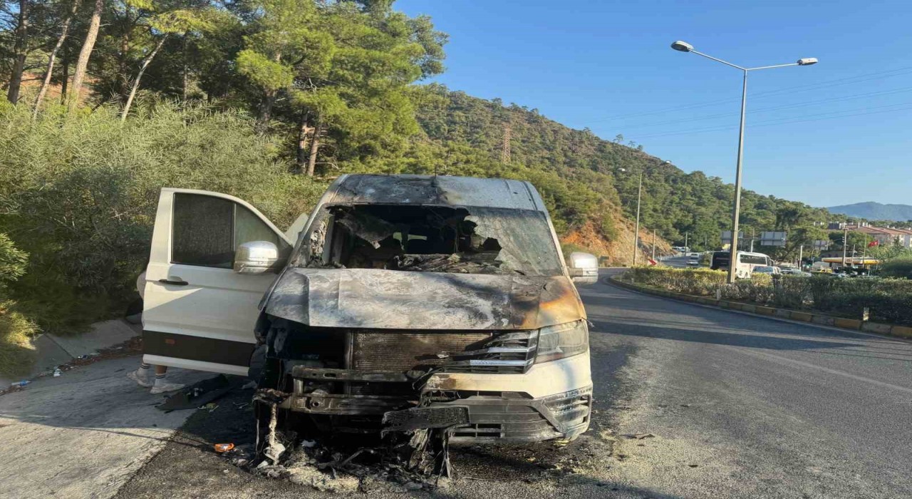 Marmariste turistleri taşıyan minibüs alev aldı
