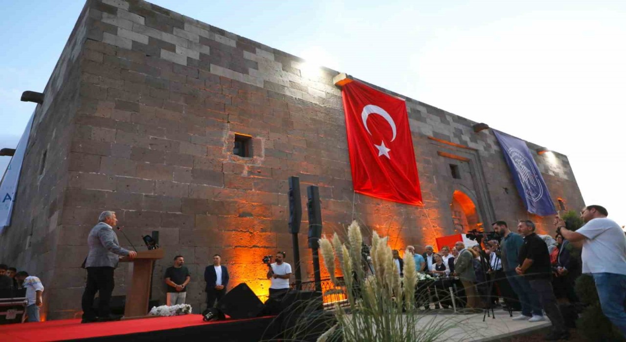 Melikgazi Belediyesinin Kumaştan Hikayeler Sergisi unutulmaz anlara tanıklık etti