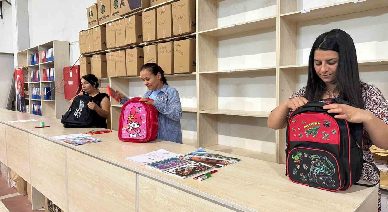 Menemen Belediyesinden öğrencilere kırtasiye desteği