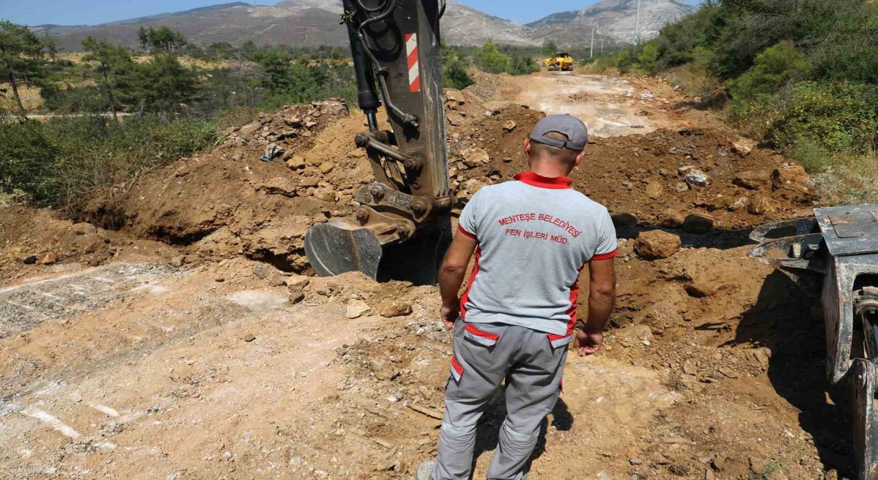 Menteşede yol çalışmalarıyla ulaşım güvenliği artıyor