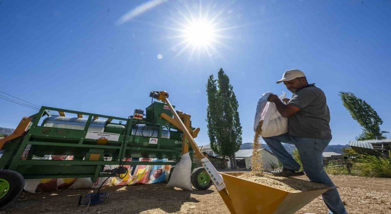 Mersin Büyükşehir Belediyesinden üreticiye ‘Tohum Eleme Makinesi desteği