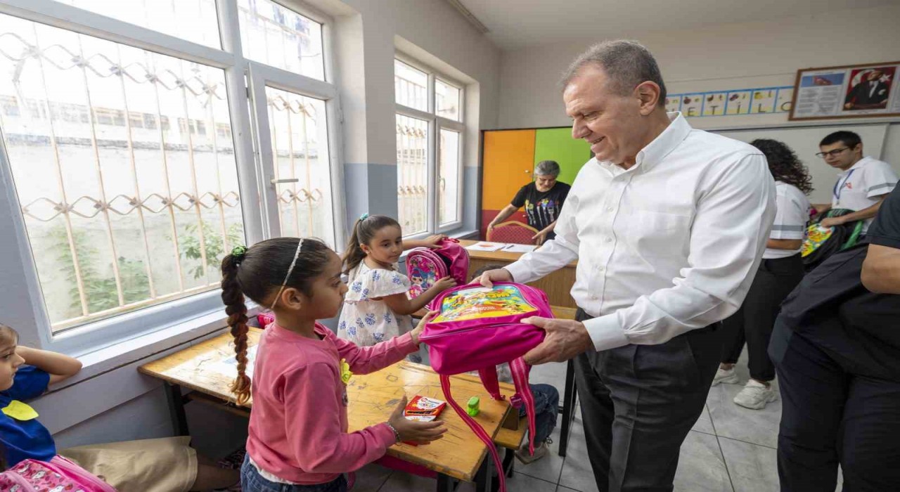 Mersinde 1. sınıf öğrencilerine çanta ve kırtasiye seti