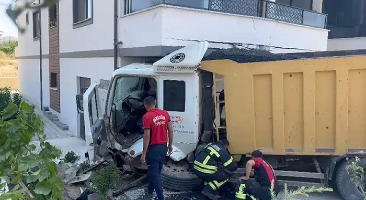 Mersinde hafriyat kamyonu apartman balkonuna girdi: 1 yaralı