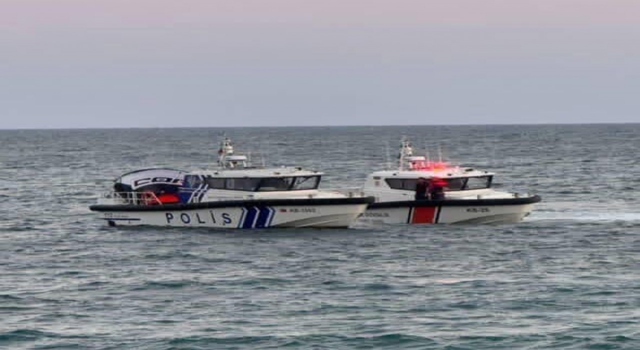 Mersinde iki ayrı paraşüt kazası: Biri direğe takıldı, diğeri denize düştü