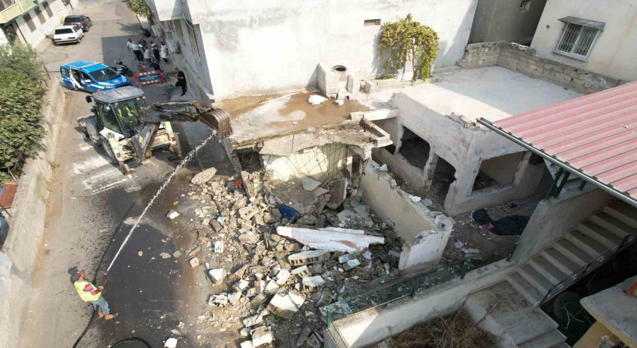 Mersinde metruk bina kontrollü şekilde yıkıldı