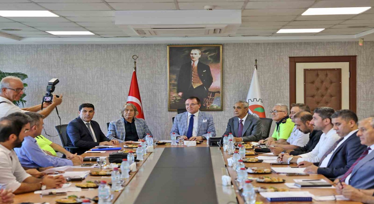 Mersinde şehir içi yolcu ve servis taşımacılığı sorunları masaya yatırıldı