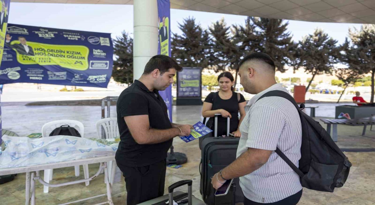 Mersinde üniversiteli gençler şehrin girişinde karşılanıyor