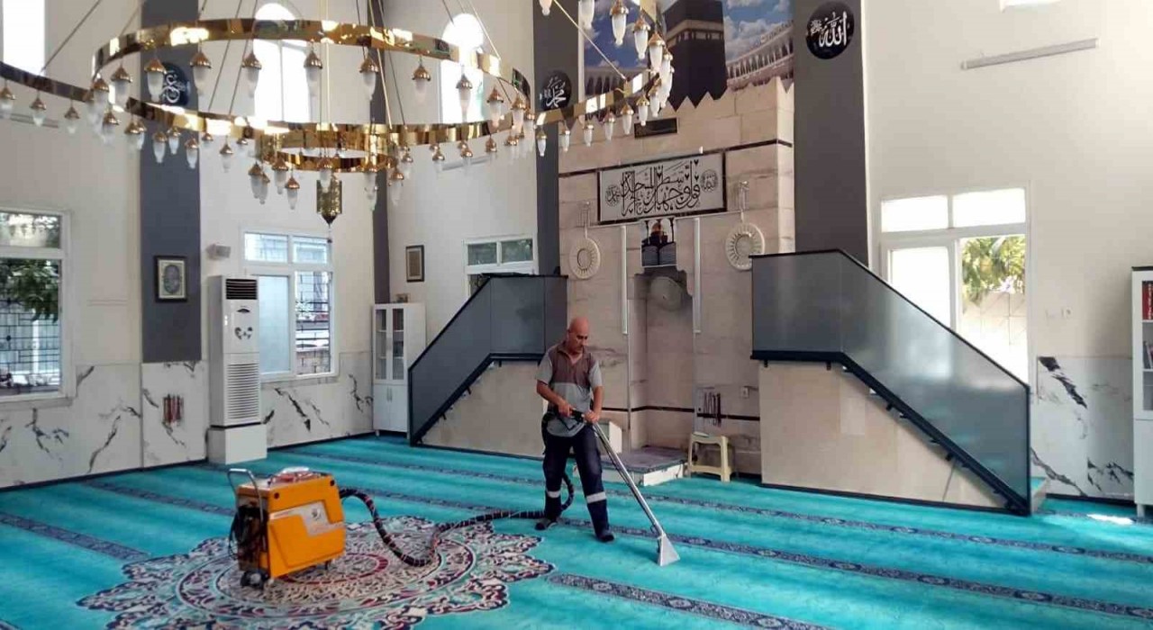 Mersindeki camilerde temizlik çalışmaları sürüyor