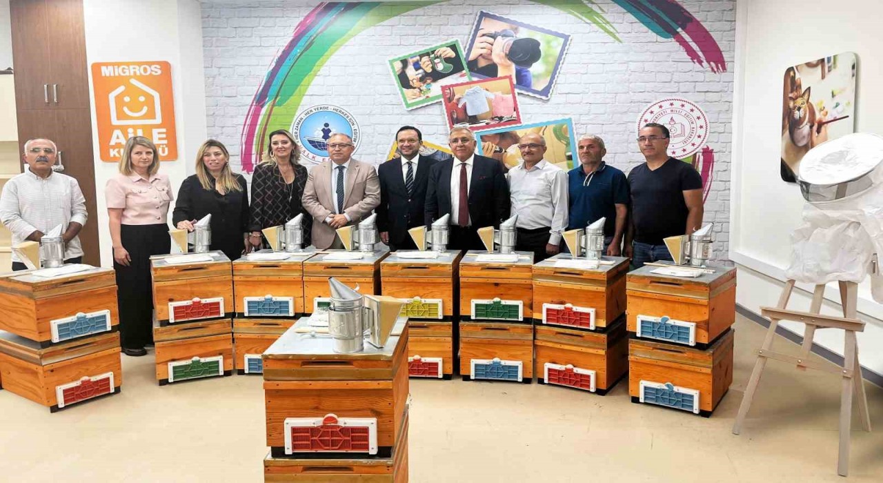 Migros Aile Kulübünden kursiyerlere arıcılık başlangıç seti desteği