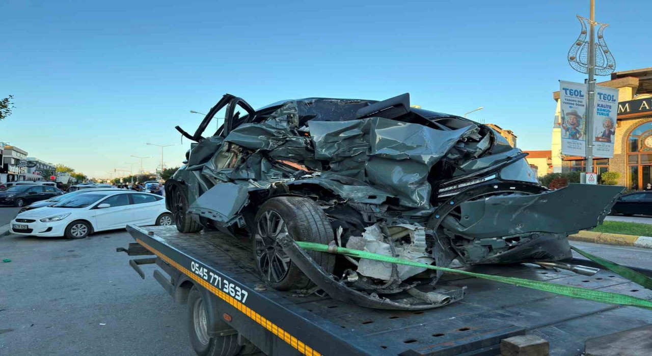 Mikserin çarptığı otomobil 4 araca çarptı: 2 çocuk yaralı