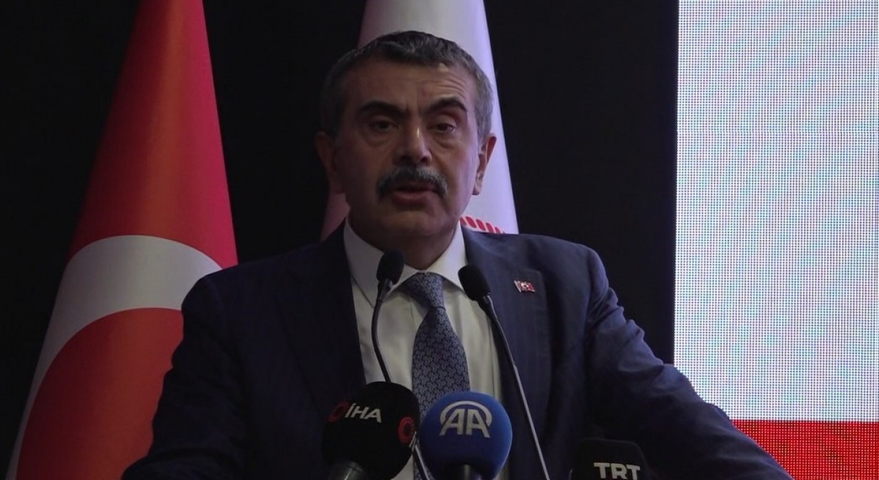 Milli Eğitim Bakanı Tekin, eğitime katkı sağlayan hayırseverlere plaket takdim etti