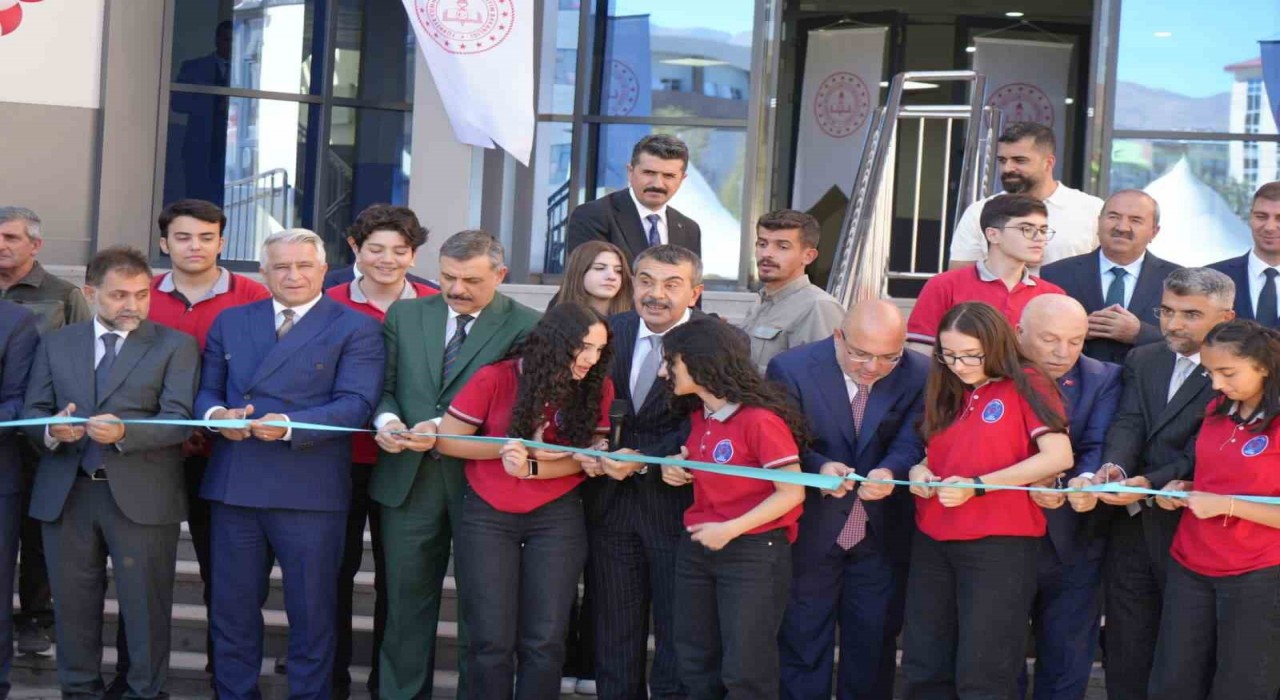 Milli Eğitim Bakanı Yusuf Tekin, Erzurumda okul açılışını okulun öğrencileriyle birlikte yaptı