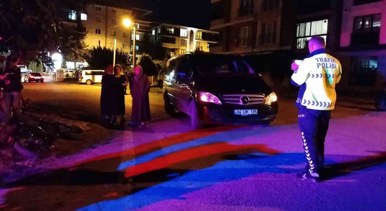 Minibüs ile elektrikli bisiklet çarpıştı: 1 çocuk yaralandı