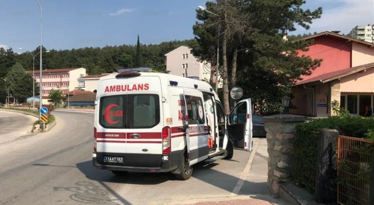 Minibüs ile motosiklet çarpıştı, 1 yaralı