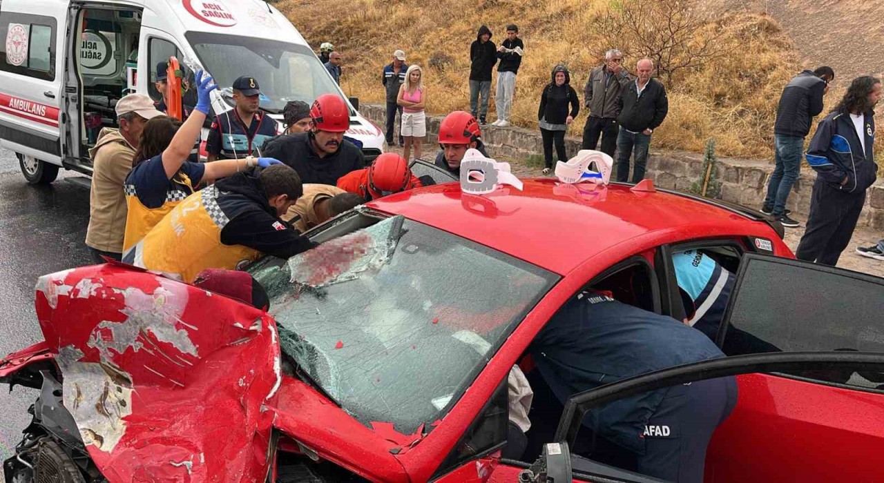 Minibüs ile otomobil kafa kafaya çarpıştı: 1i ağır 6 yaralı