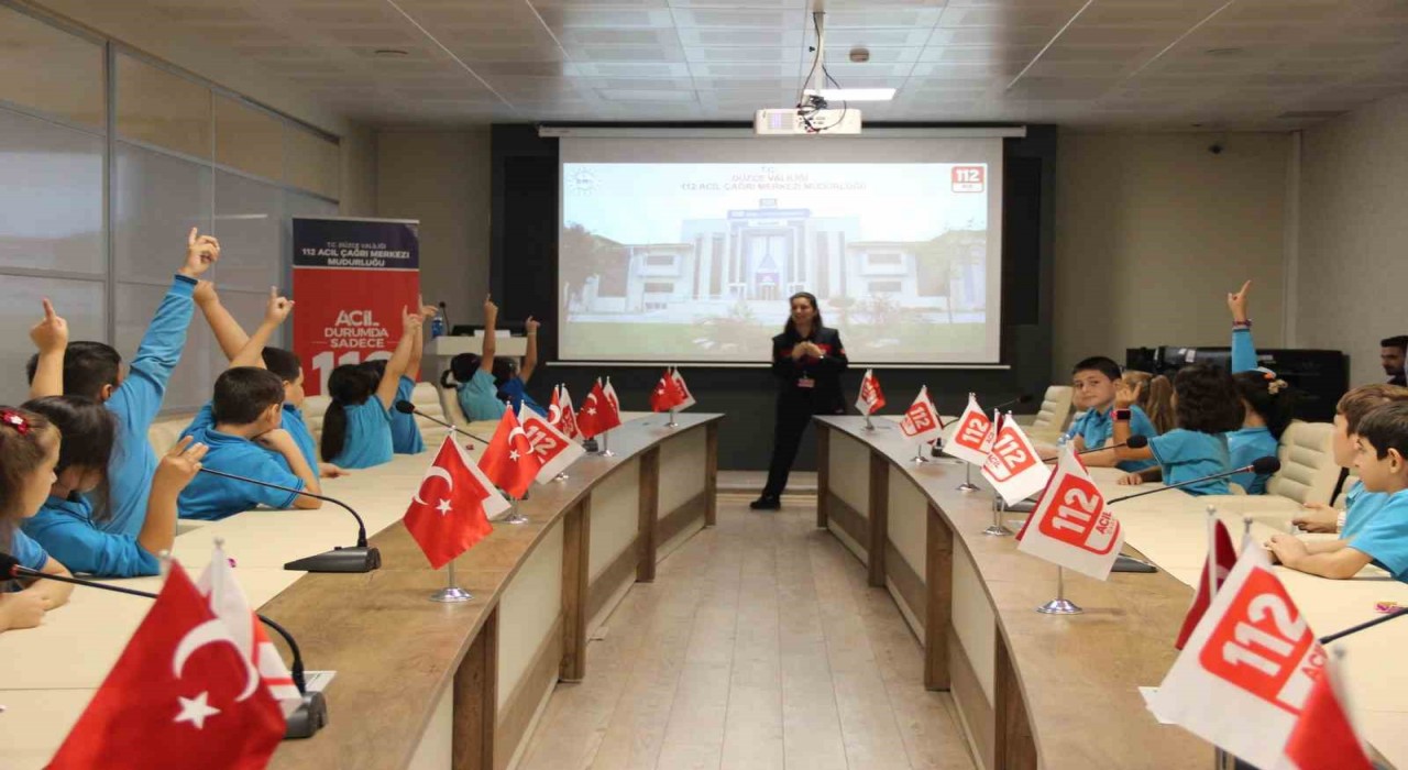 Miniklere tek acil numara 112 anlatılıyor