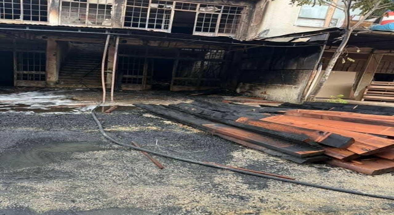 Mobilya imalathanesi alev alev yandı