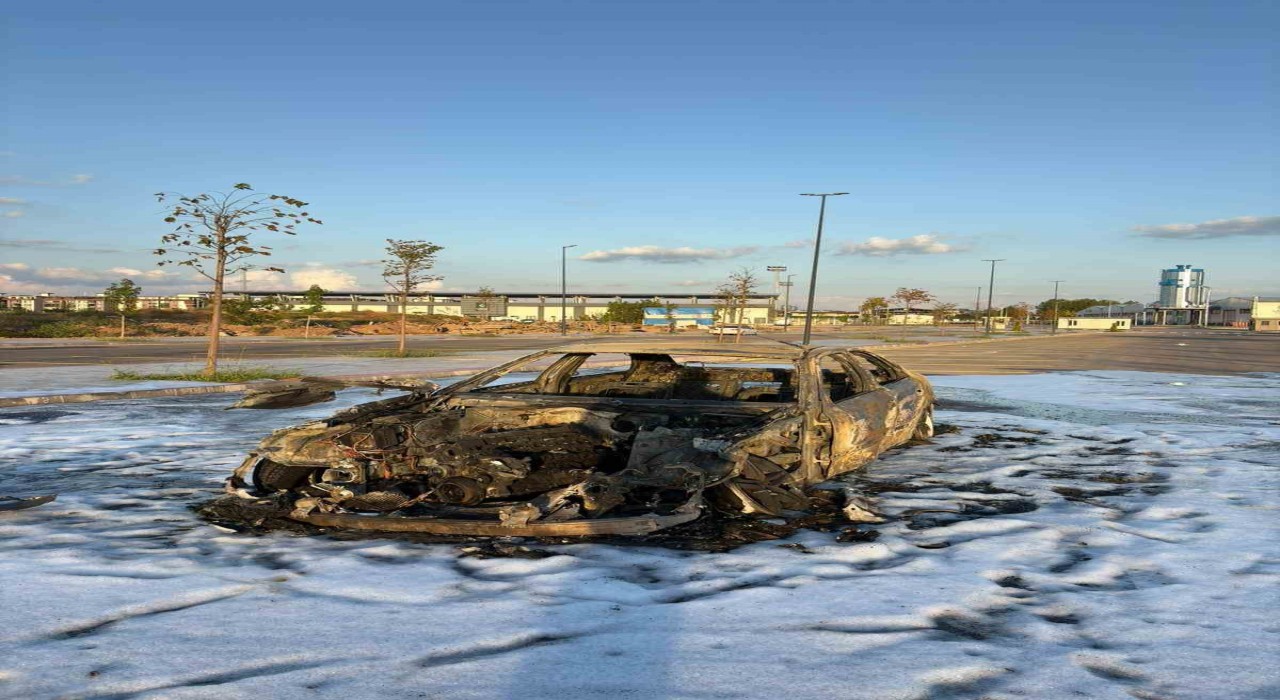 Motor arızası veren yabancı plakalı aracını gümrükten geçiremeyince yaktı