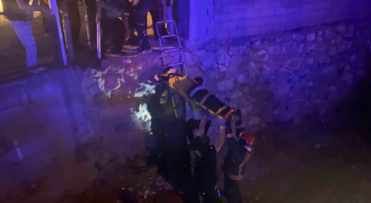 Motosikletin kontrolünü kaybetti, 5 metrelik dereye düştü