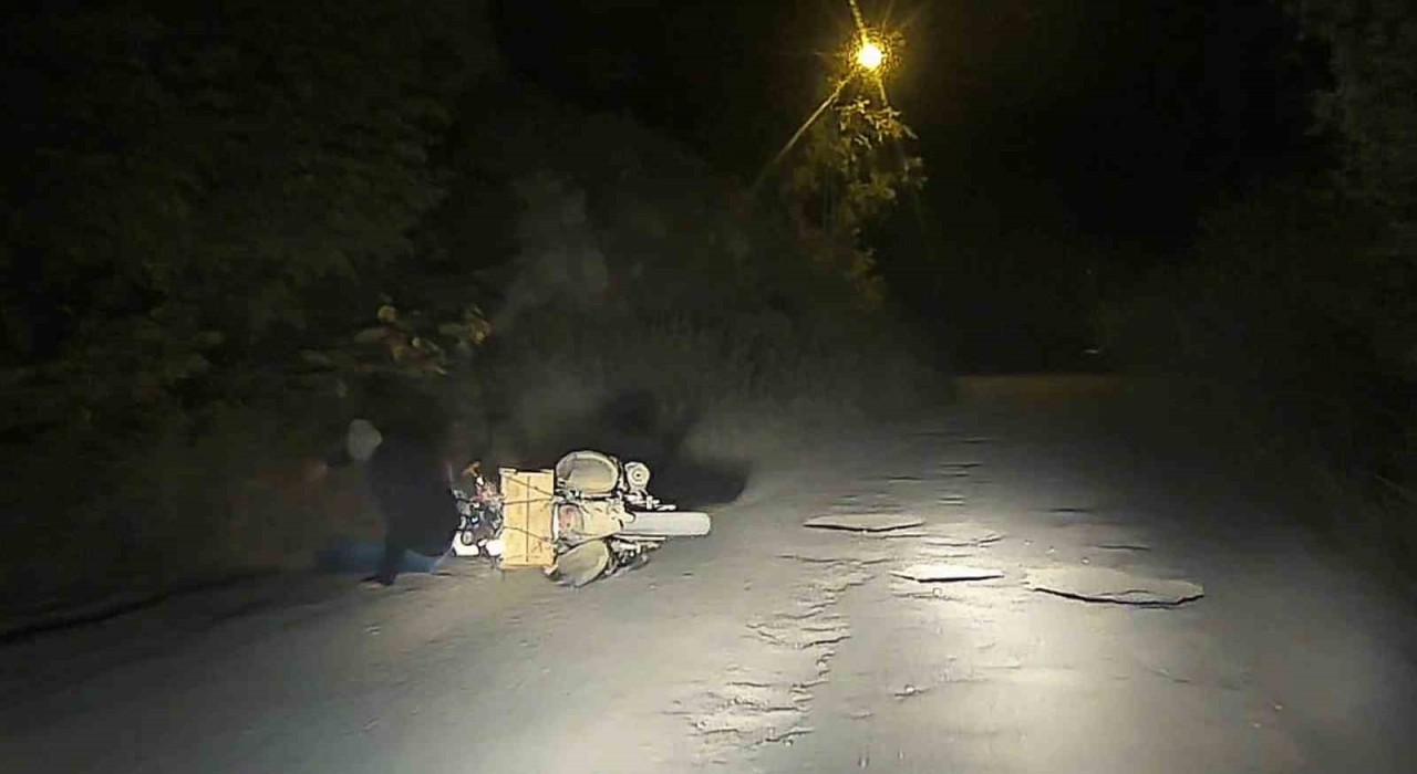 Motosikletli genç dereye uçmaktan son anda kurtuldu: Kaza anı kamerada
