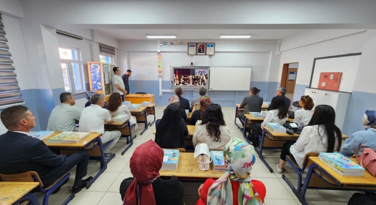 Müdür Yılmaz ve öğretmenler, Bakan Tekinin canlı yayınını takip etti