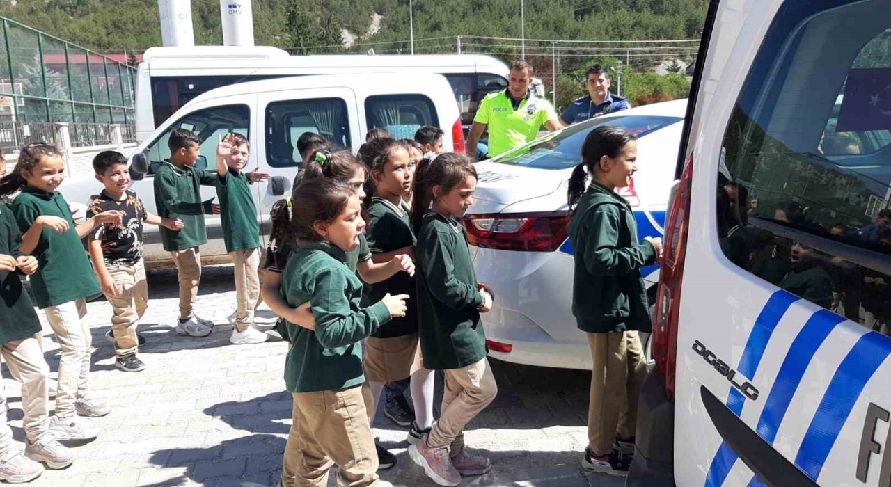 Mudurnuda öğrencilere polis sevgisi aşılandı