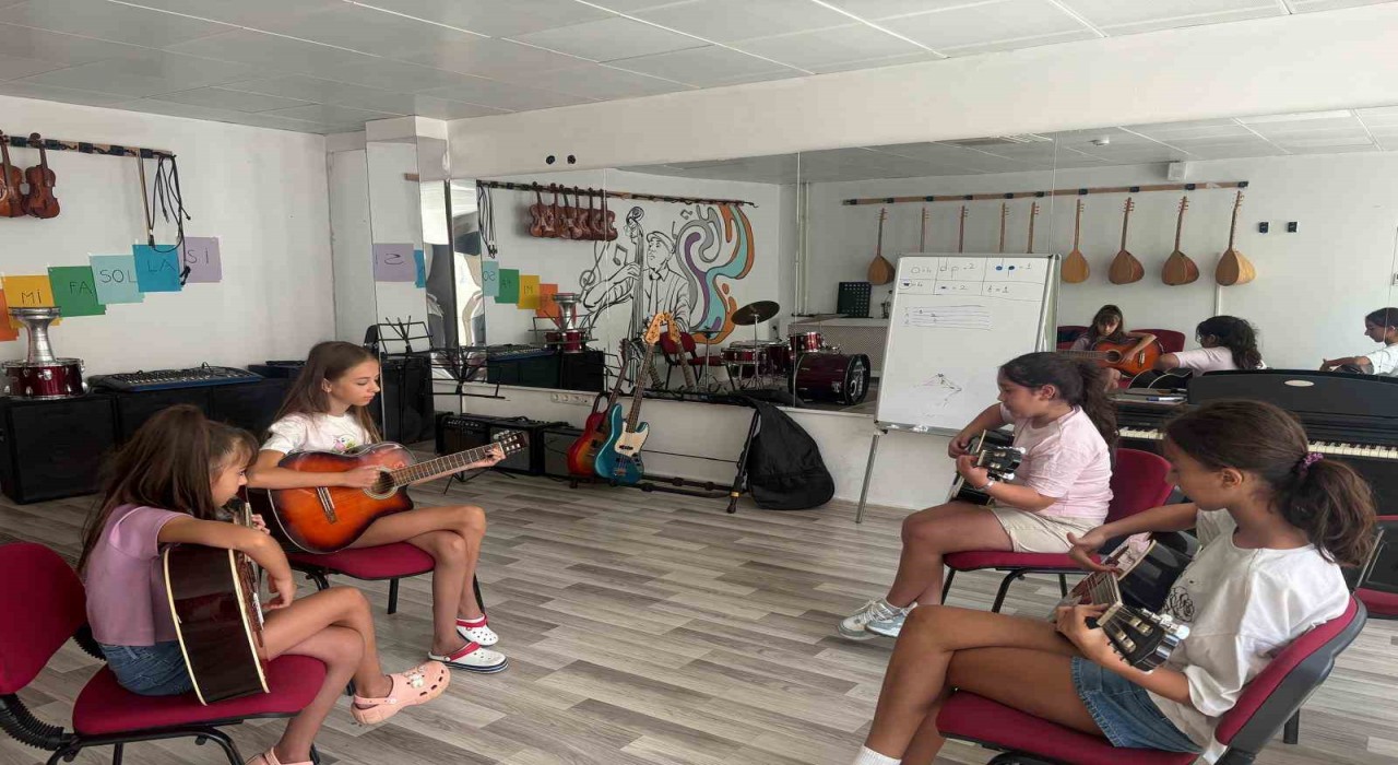 Muğla Uluslararası Gençlik Merkezinde çocuklara yönelik ücretsiz enstrüman eğitimleri başladı