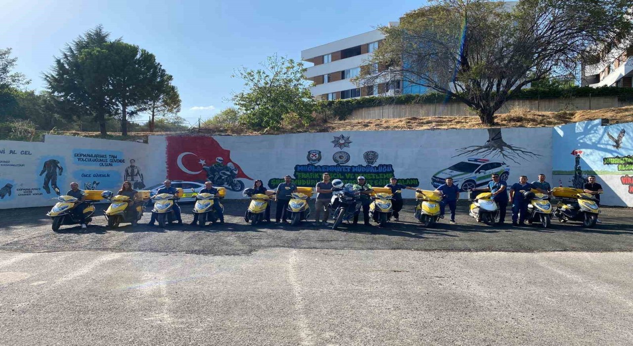 Muğlada motosikletli kuryelere güvenli sürüş eğitimi verildi