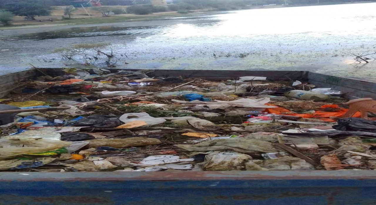 Muhtardan örnek davranış: Çubuk Gölünü kendi traktörüyle temizledi