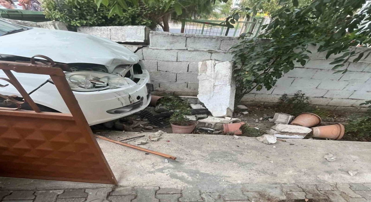Muratlıda otomobil bahçe duvarına çarptı