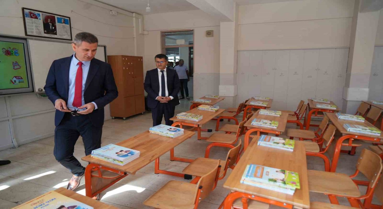 Muşta 1 milyondan fazla ders kitabı sıralara bırakıldı