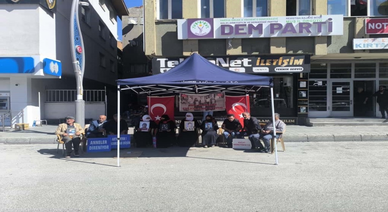 Muşta ailelerin DEM Parti önündeki eylemi sürüyor