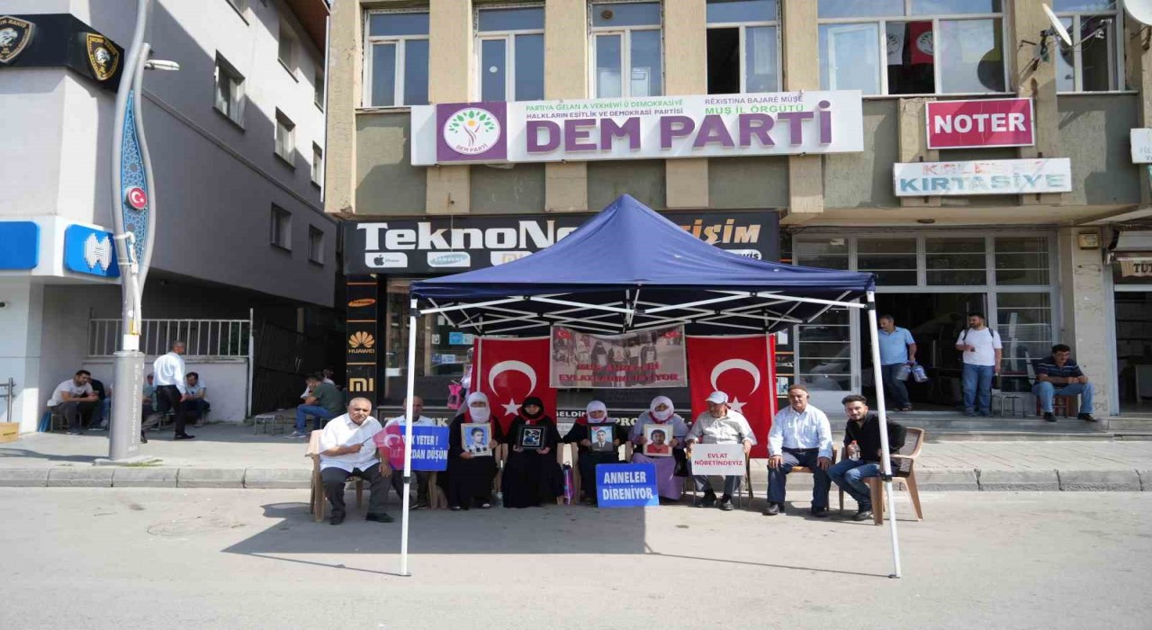 Muşta ailelerin evlat nöbeti sürüyor