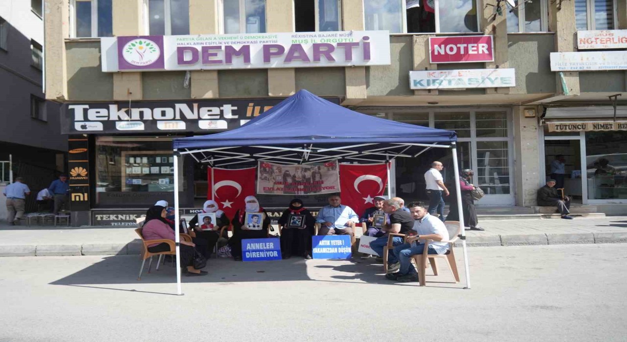 Muşta ailelerin evlat nöbeti sürüyor