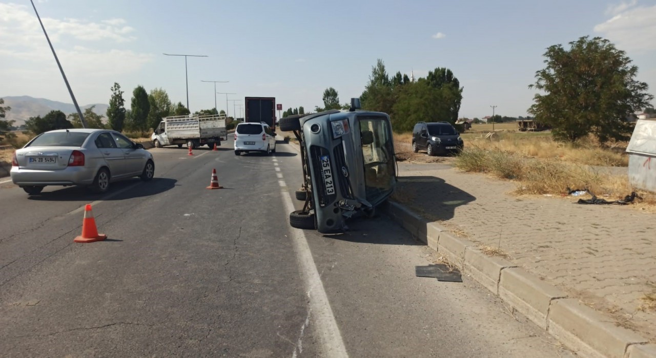 Muşta hafif ticari araç ile kamyonet çarpıştı: Her iki araçta maddi hasar meydana geldi