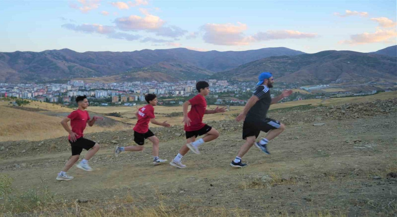 Muşta karate sporcuları dağ koşusuyla kondisyon artırıyor