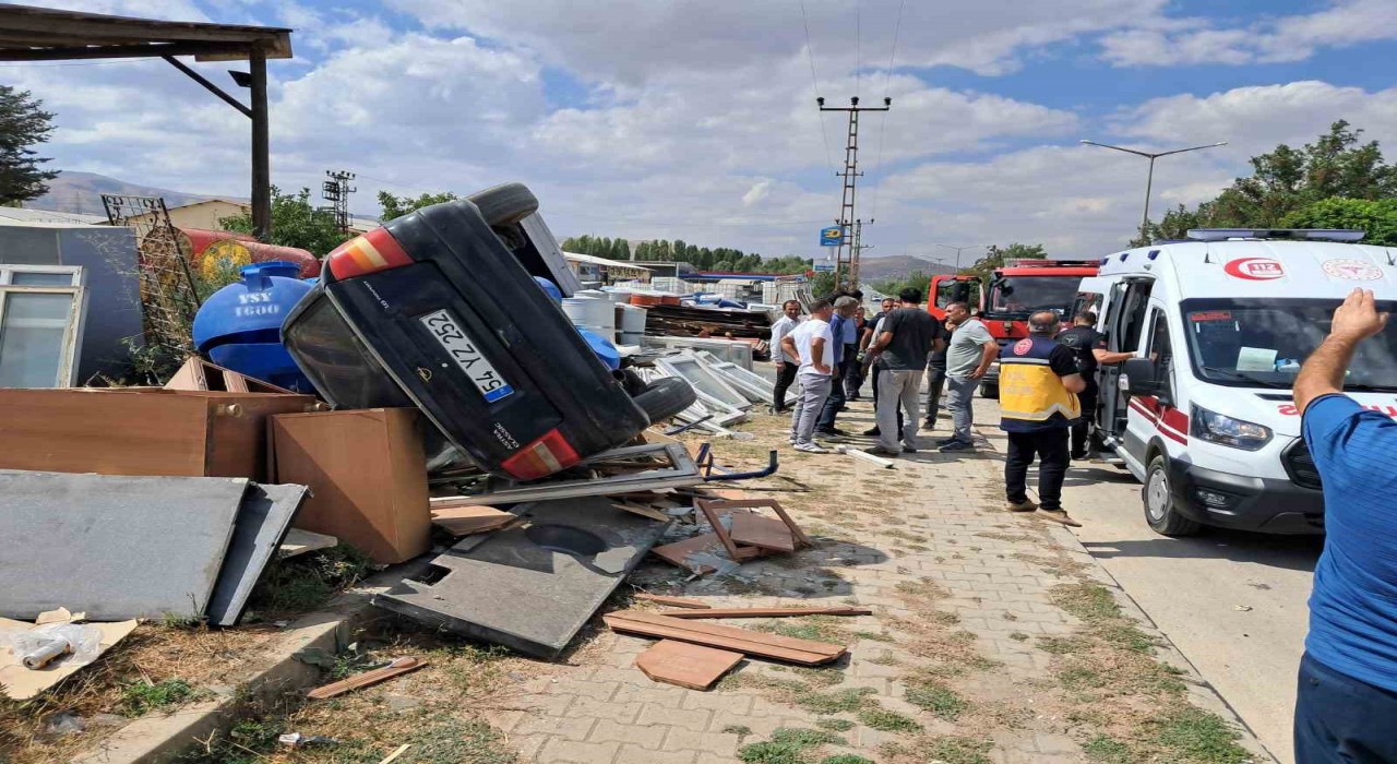 Muşta kontrolden çıkan otomobil hurdacıya girdi: 2 yaralı