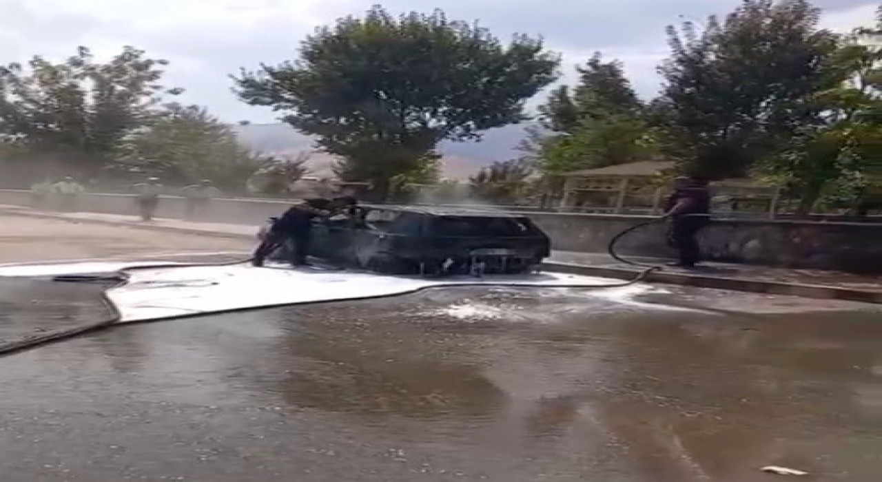 Muşta park halindeki otomobil alev aldı