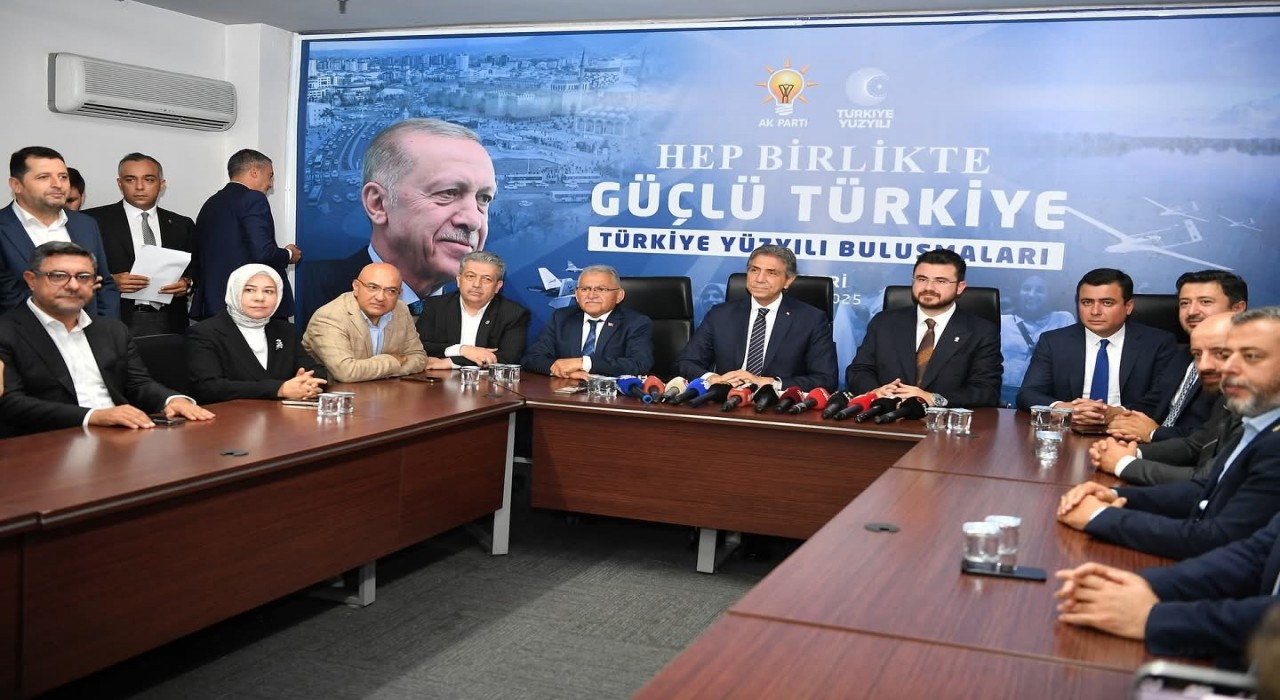 Mustafa Demir: Biz AK Parti olarak eser siyaseti yaparız, CHP hasar siyaseti yapar
