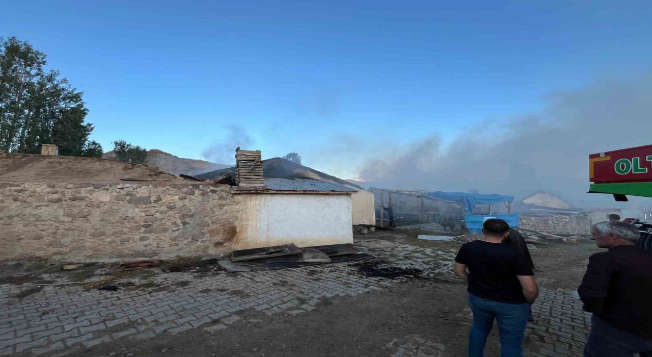 Narmanda korkutan yangın: 3 evin çatısı kül oldu