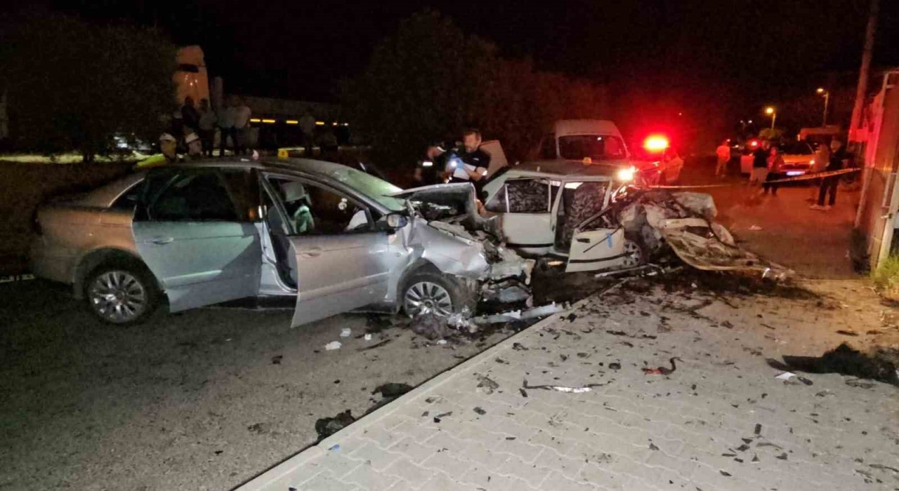 Nazillide çarpışan otomobiller hurdaya döndü: 8 yaralı