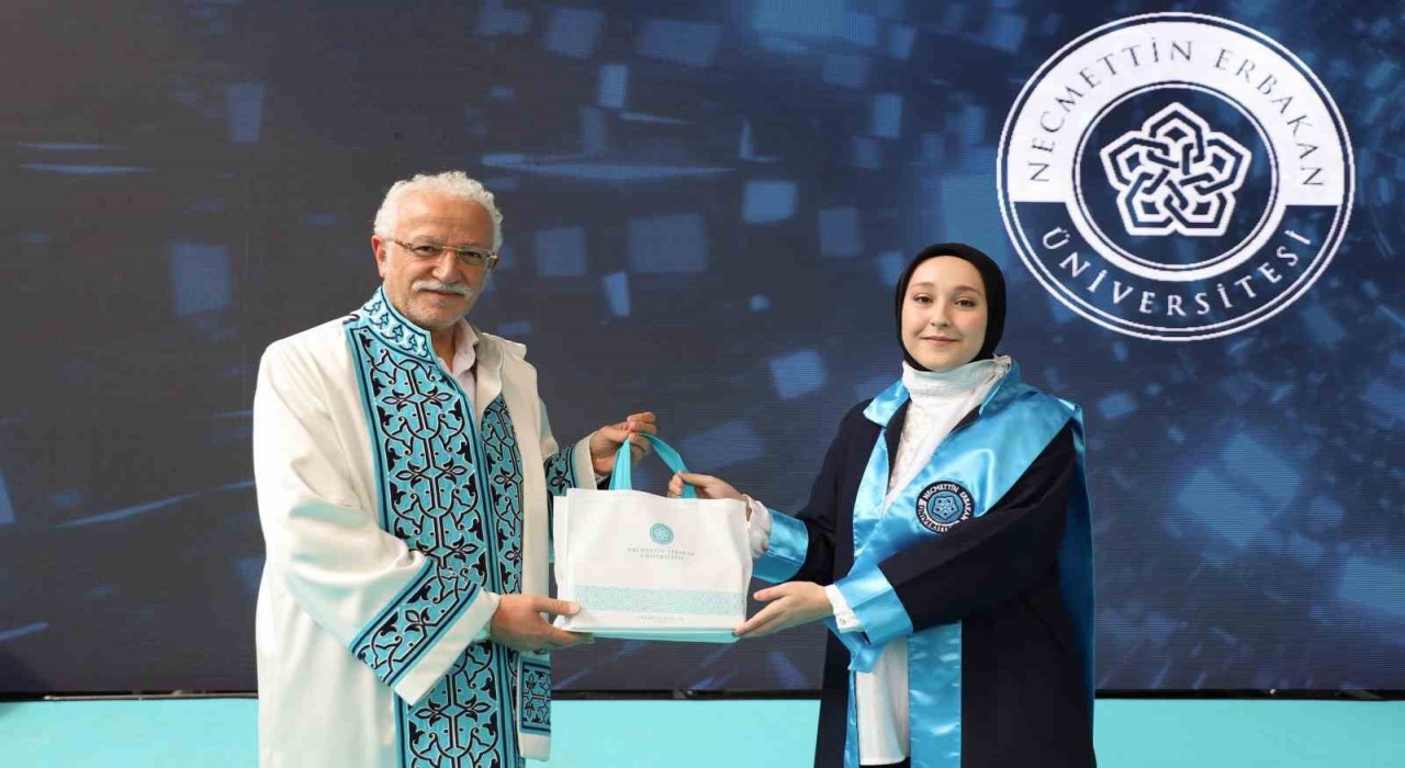 Necmettin Erbakan Üniversitesinde Bölüm birincileri mezuniyet ve geleceğe mesaj töreni coşkusu