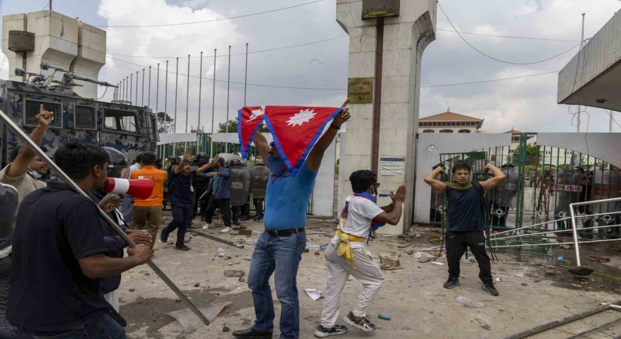 Nepalde sosyal medya protestosunda 13 ölü