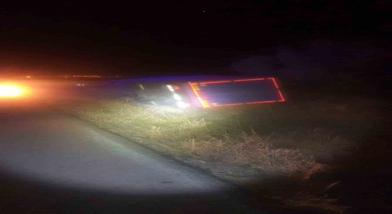 Nevşehirde devrilen kargo kamyonunda sürücü hayatını kaybetti