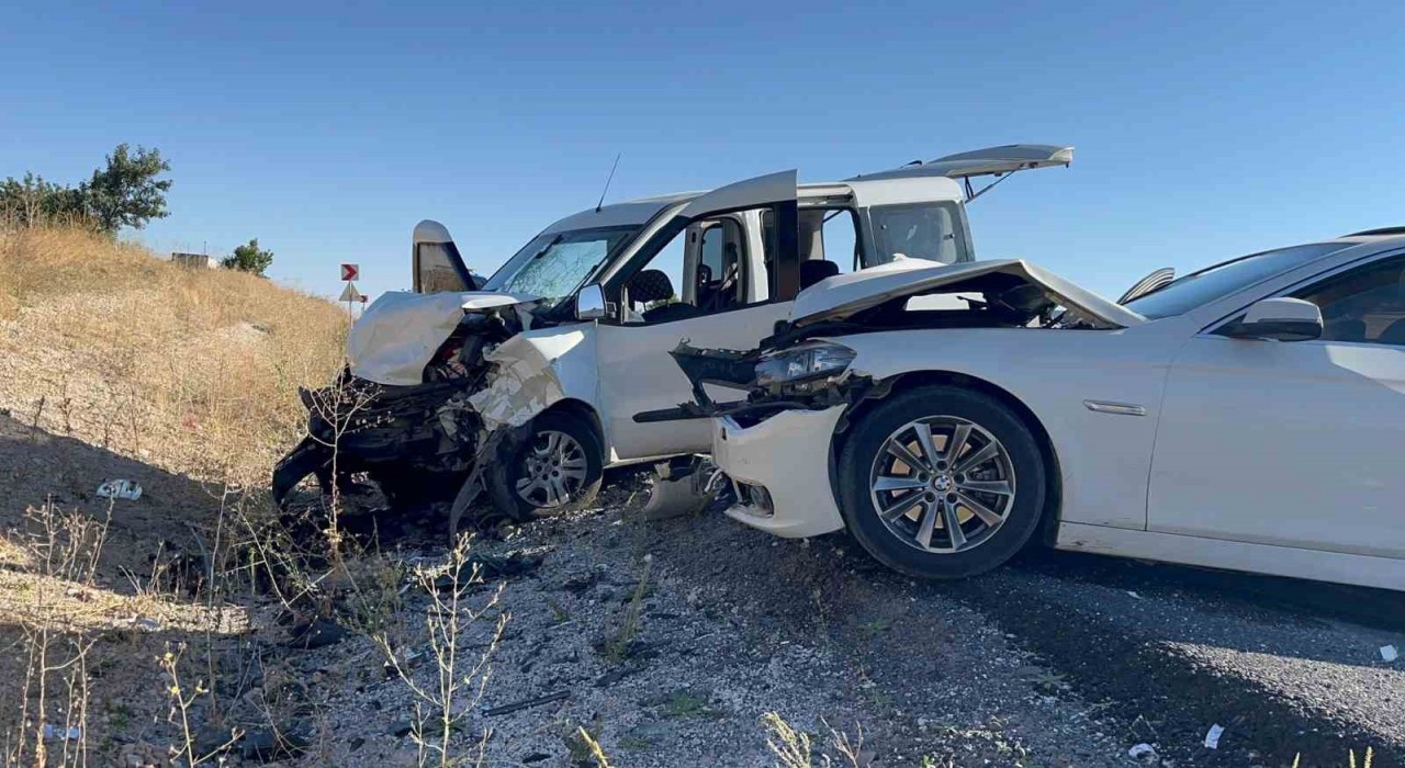 Nevşehirde iki araç kafa kafaya çarpıştı: 14 yaralı