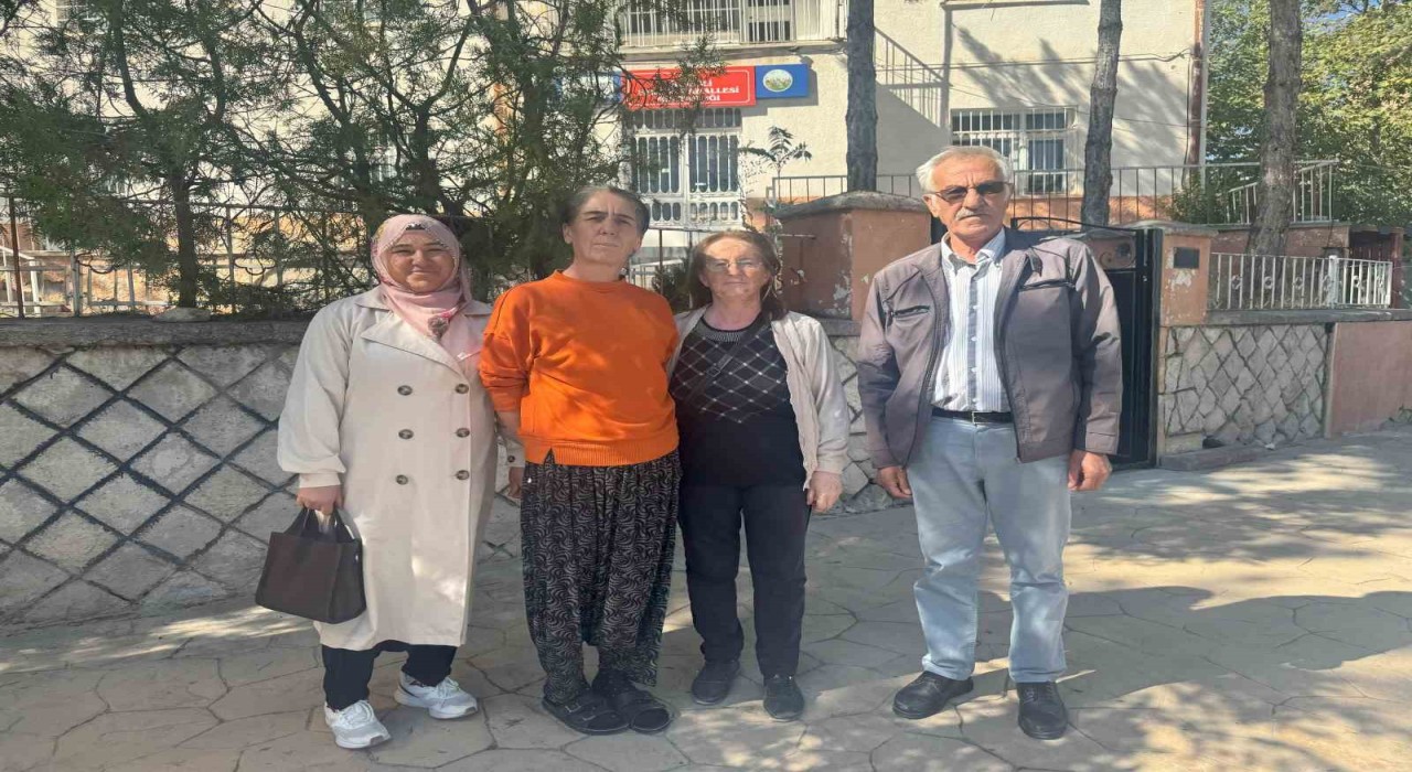 Niğde Fertek Mahallesinde öğrenciler okula bisikletle gidiyor, aileler servis istiyor