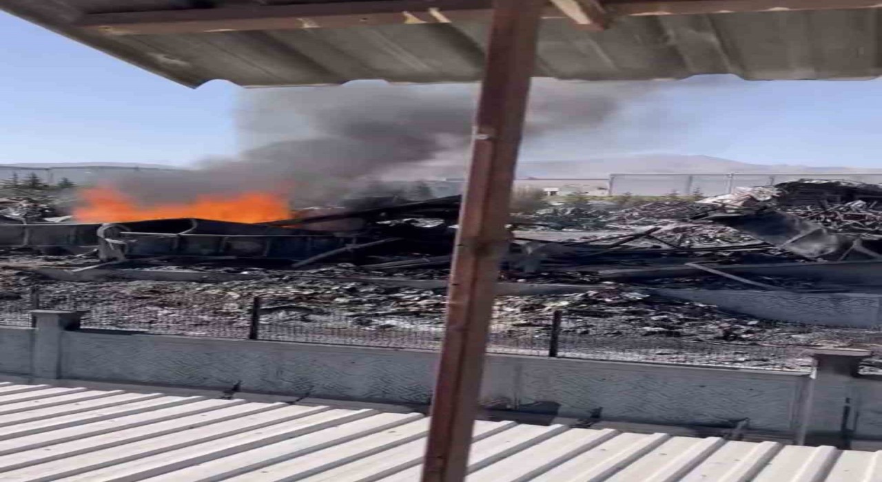 Niğde OSBdeki fabrika yangınının ardından yanıcı hammaddeler yeniden tutuşuyor