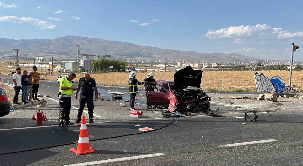 Niğdede refüje çarpan otomobil alev aldı: 1 yaralı