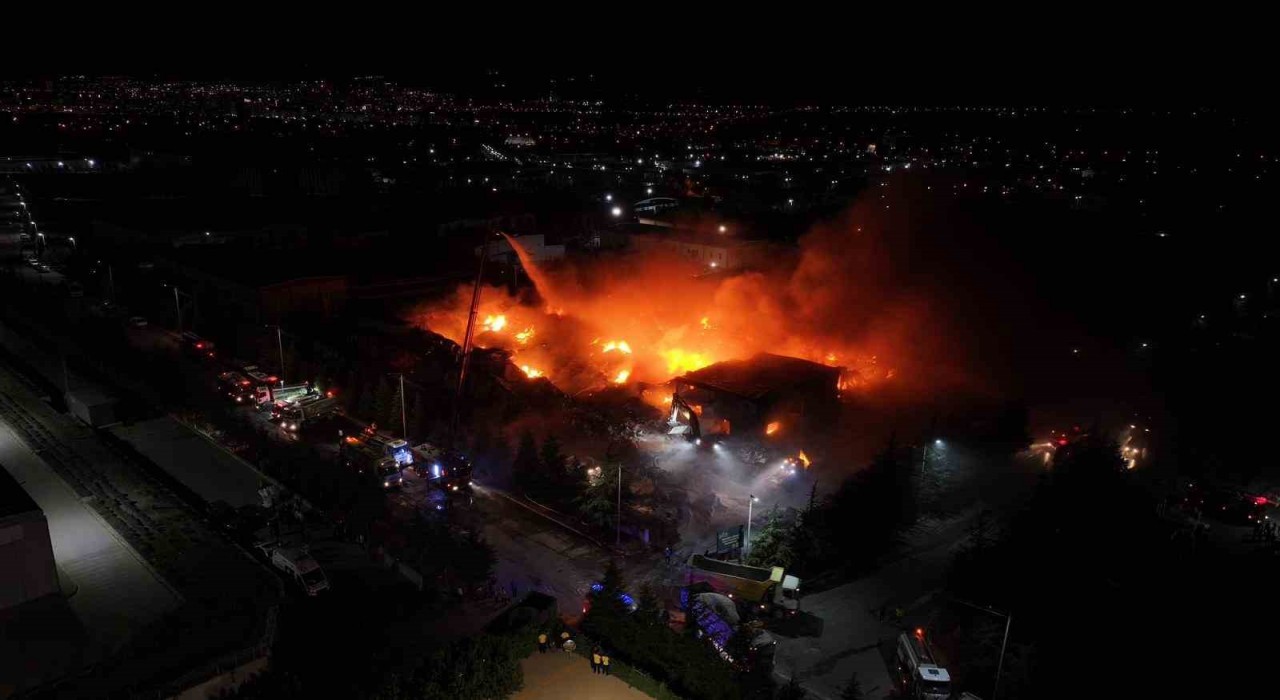 Niğdedeki fabrika yangınını söndürme çalışmaları sürüyor