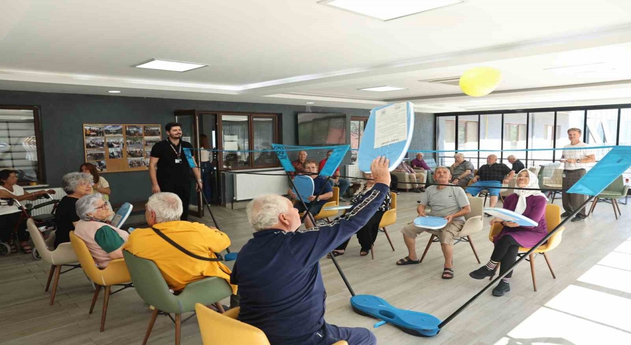 Nilüferde huzurevi sakinleri Balon Voleybolu ile eğlendi